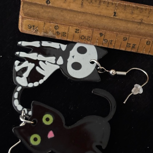 Black and White Cat Earrings - Picture 2 of 2